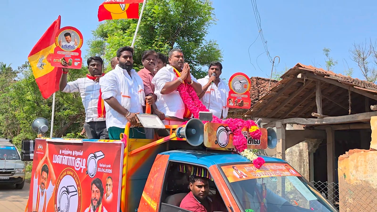 மன்னார்குடியில் தமிழக வெற்றி கழக வேட்பாளர் விசில் சின்னத்தில் தீவிர வாக்கு சேகரிப்பு
