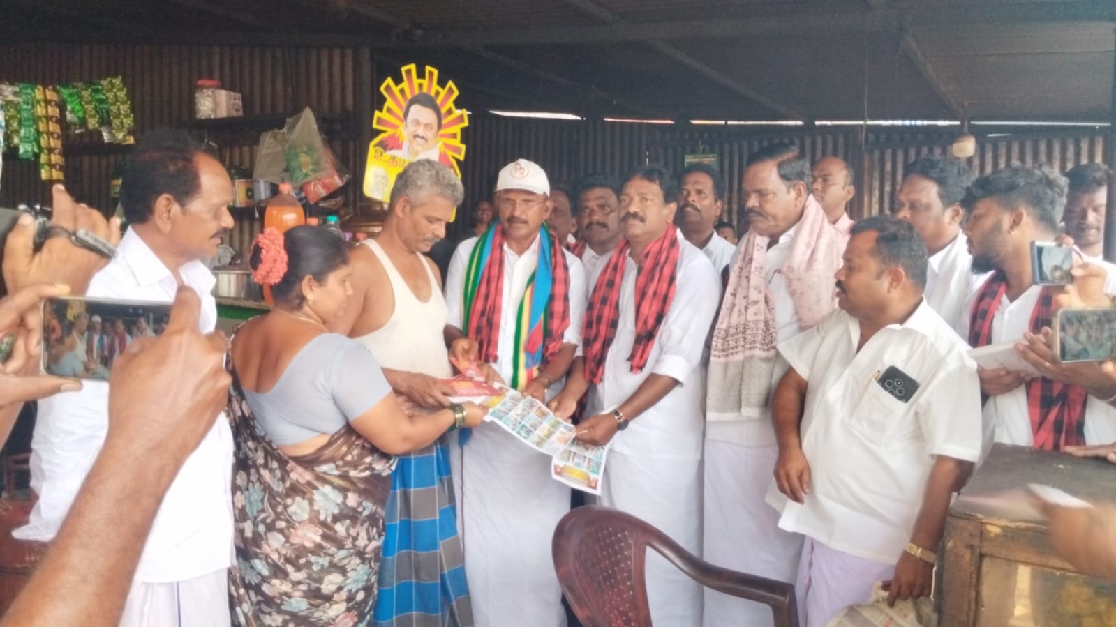 பாப்பிரெட்டிப்பட்டி சட்டமன்ற தொகுதி திமுக வேட்பாளர்  பழனியப்பன் சுட்டெரிக்கும் வெயிலில் சூறாவளி பிரச்சாரம்