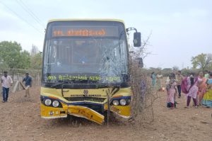 விவசாய நிலத்தில் பாய்ந்த அரசு பேருந்து