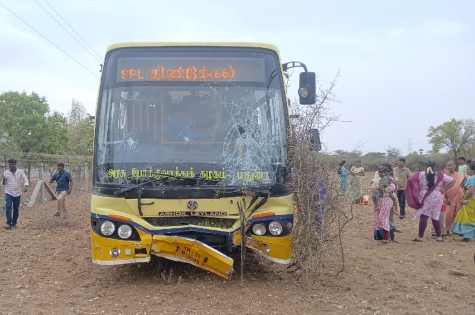 விவசாய நிலத்தில் பாய்ந்த அரசு பேருந்து