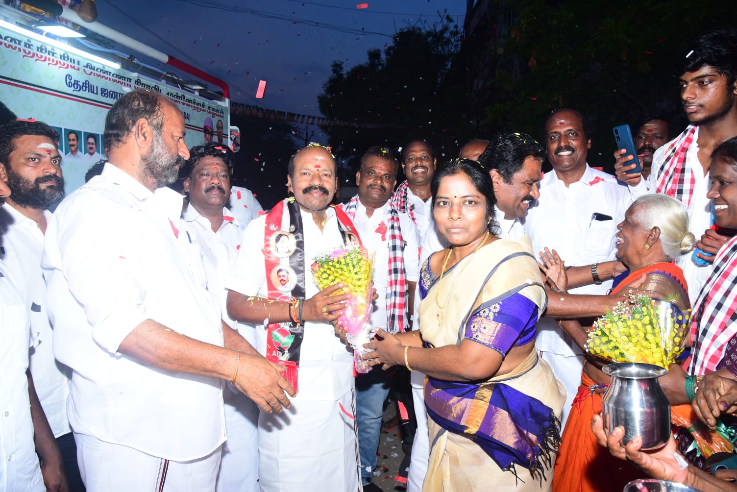 தாம்பரம் மேற்கு பகுதியில் அதிமுக வேட்பாளர் தேர்தல் பிரச்சாரம்