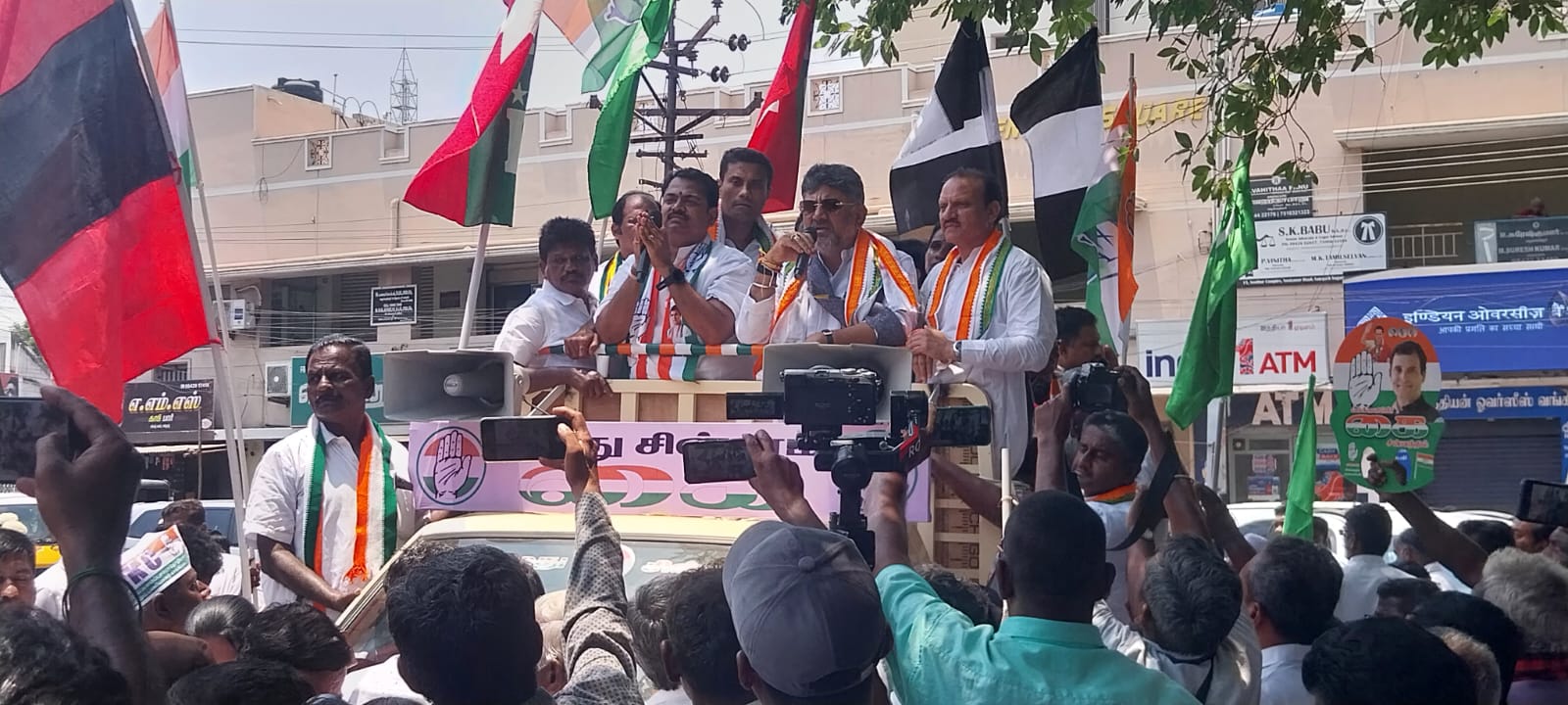 ஈரோடு கிழக்குத் தொகுதி காங்கிரஸ் வேட்பாளர் கோபிநாத் பழனியப்பனை ஆதரித்து  கர்நாடக மாநில துணை முதலமைச்சர் டி கே எஸ் சிவக்குமார் தீவிர வாக்கு சேகரிப்பு