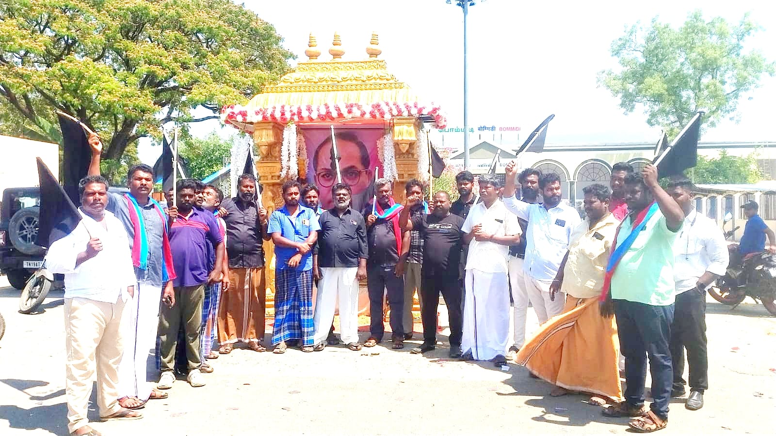 பொம்மிடி ரயில் நிலையம் முன்பு மத்திய அரசின் தொகுதி மறு வரையறை மசோதாவை கண்டித்து விசிக சார்பில் கண்டன ஆர்ப்பாட்டம்