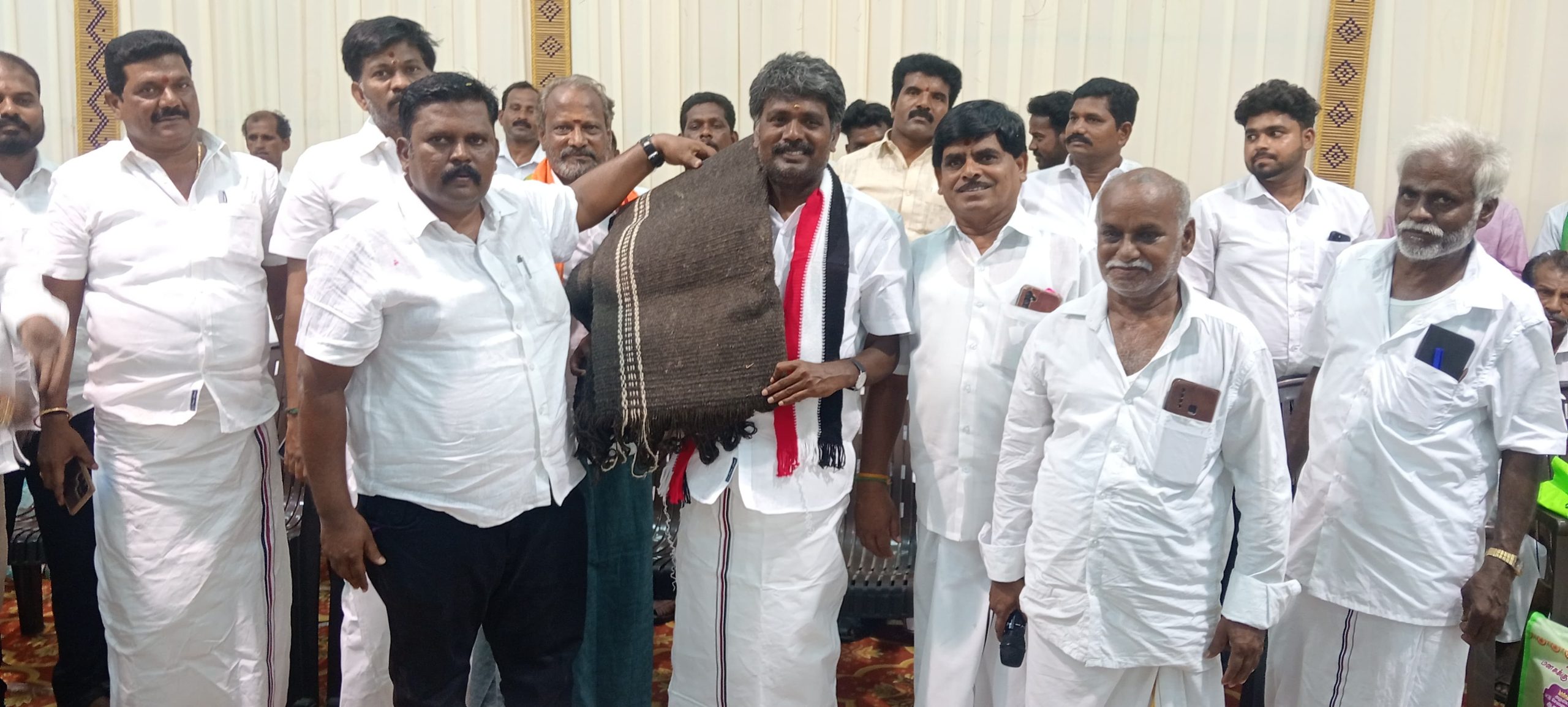 பெரம்பலூர் நகர் பகுதியில் வாக்கு சேகரித்த அதிமுக வேட்பாளர் தமிழ்ச்செல்வன்