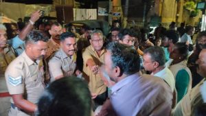 மின்வாரிய அதிகாரியை கண்டித்து குடியிருப்பு வாசிகள் சாலை மறியல் போராட்டம்