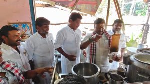மன்னார்குடியில் அமமுக வேட்பாளர் டீ கடையில் பொதுமக்களுக்கு டீ போட்டு வாக்கு சேகரிப்பு