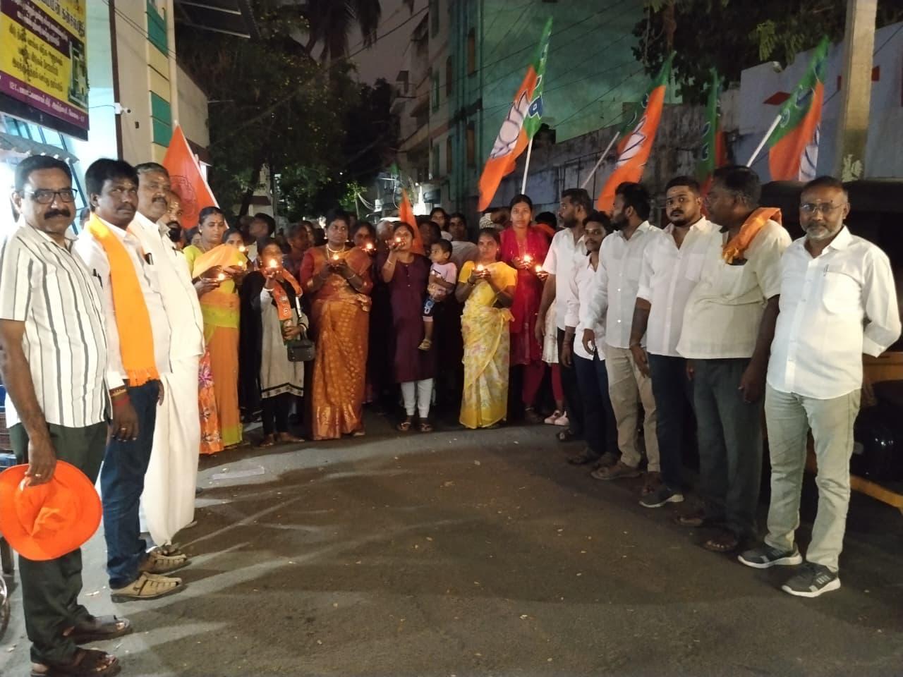 திருப்பரங்குன்றம் தீபம் மீண்டும் எரியும் – கோவையில் இந்து முன்னணியினர் விளக்கு ஏந்தி அதிரடி பிரசாரம்