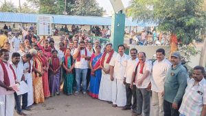 தாராபுரம் உழவர் சந்தையில் விவசாயிகளை சந்தித்த திமுக வேட்பாளர் இந்திராணி