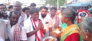 பெரம்பலூர் நகர் பகுதியில் செய்த சாதனைகளை சொல்லி வாக்கு சேகரிப்பில் ஈடுபட்ட அதிமுக வேட்பாளர் தமிழ்ச்செல்வன்