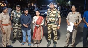 தூத்துக்குடியில் வீடு வீடாக வாக்குக்கு பணம் கொடுத்து கொண்டிருந்த திமுகவினரை பறக்கும் படையினர் கைது செய்தனர்