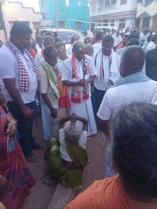 வாக்காள பெருமக்களே-தீவிர வாக்கு சேகரிப்பில் ஈடுபட்ட அதிமுக வேட்பாளர்