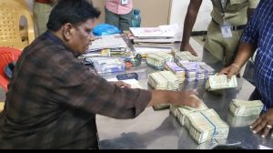கோவில்பட்டியில் திமுக நிர்வாகி வைக்க இருந்த சாக்கு மூட்டையில் இருந்து 35 லட்ச ரூபாய் பணம் பறிமுதல்