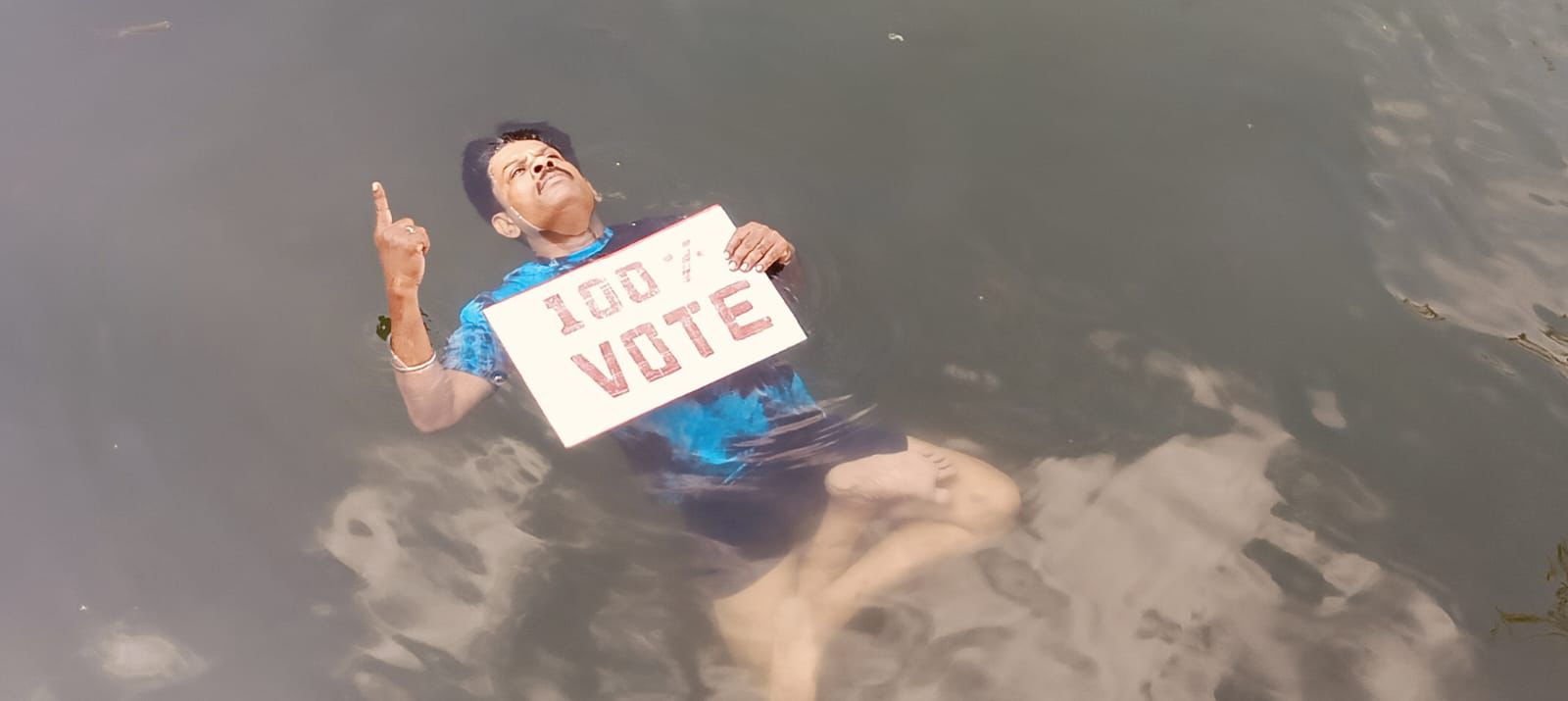 சட்டமன்றத் தேர்தலை முன்னிட்டு கிணற்றுக்குள் பத்மாசன நிலையில் அமர்ந்து 100% வாக்குப்பதிவை வலியுறுத்தி யு.எம்.டி. ராஜா நூதன விழிப்புணர்வு!