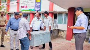 திருவாரூரில் சட்டமன்ற பொதுத்தேர்தலையொட்டி வாக்குச்சாவடி மையங்களுக்கு வாக்குப்பதிவு கருவிகள் அனுப்பி வைக்கும் பணிகள் தீவிரம்