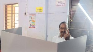 ஜனநாயகத் திருவிழா- கம்பம் சட்டமன்ற தொகுதி அண்ணா திமுக வேட்பாளர் தனது வாக்கினை பதிவு செய்தார்