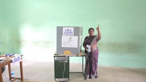 தாராபுரம் தனி தொகுதியில்  திமுக வேட்பாளர் டாக்டர் இந்திராணி வாக்கினை பதிவு செய்தார்