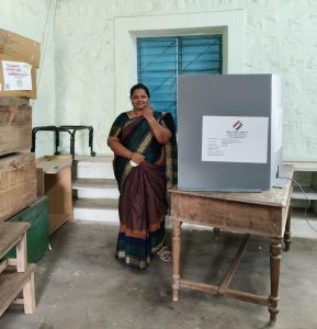 நாம் தமிழர் கட்சி வேட்பாளர் திவ்யா  வாக்கு பதிவு செய்தார்