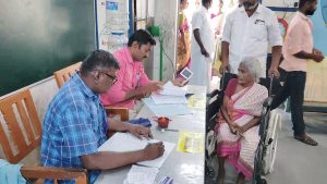 பவானிசாகர் சட்டமன்றத் தொகுதி அதிமுக வேட்பாளர் ஏ. பண்ணாரி பவானிசாகர்  தனது வாக்கினை பதிவு செய்தார்