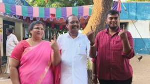 சீர்காழியில் சட்டமன்ற தேர்தல் வாக்கு பதிவு தொடக்கம்.மதிமுக வேட்பாளர் குடும்பத்தினருடன் வந்து முதல் நபராக வாக்களித்தனர்