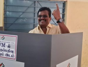 ஜனநாயகத் திருவிழா-தனது வாக்கினை பதிவு செய்த தேனி எம்பி