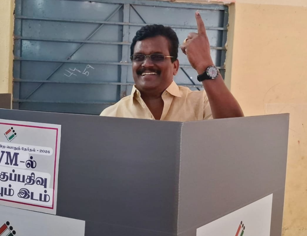 ஜனநாயகத் திருவிழா-தனது வாக்கினை பதிவு செய்த தேனி எம்பி