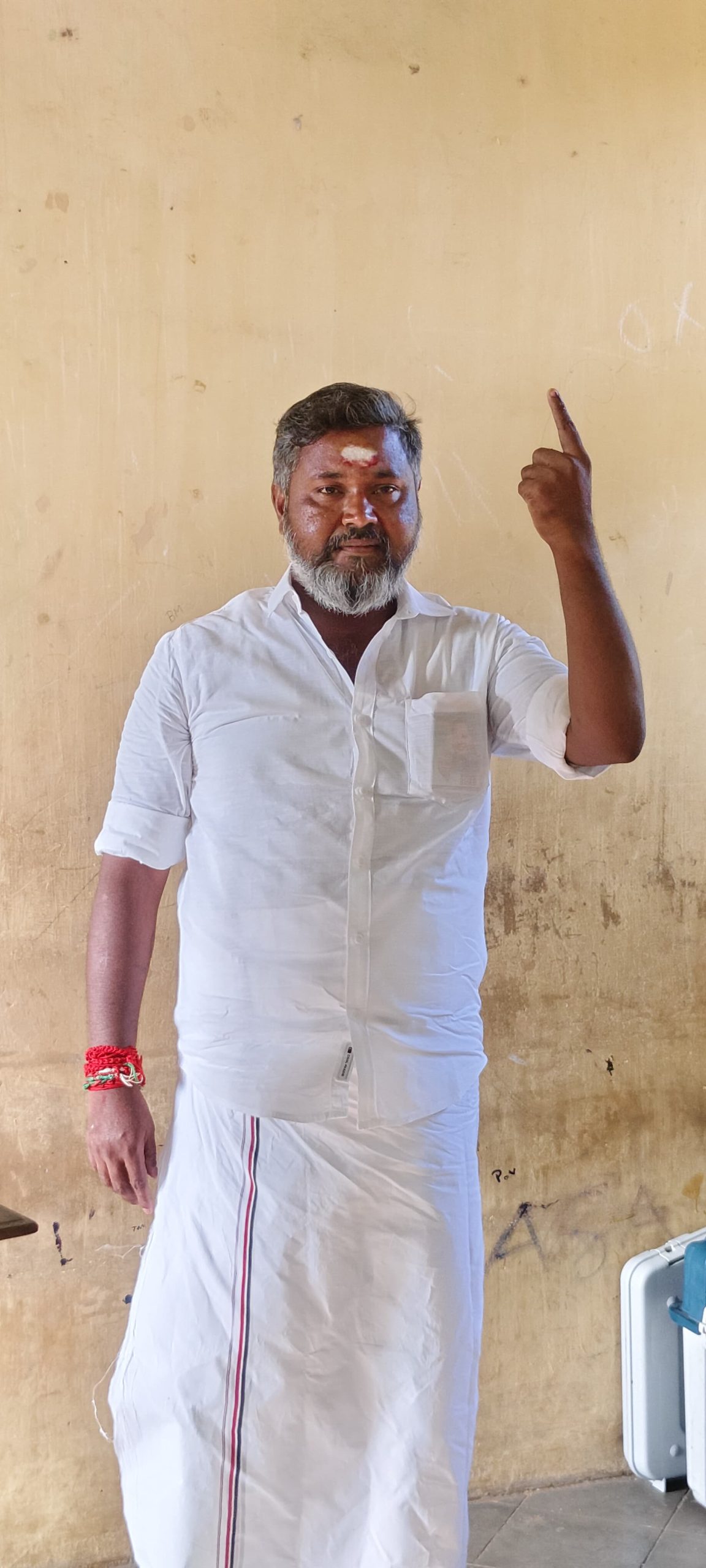 பாபநாசம் சட்டமன்ற தொகுதி அதிமுக வேட்பாளர் துரை.சண்முகபிரபு தனது வாக்கினை பதிவு செய்தார்