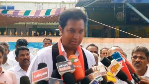 டி.ஆர்.பி.ராஜா தனது சொந்த ஊரான தளிக்கோட்டையில் தனது குடும்பத்தினருடன் வாக்கு செலுத்தினார்