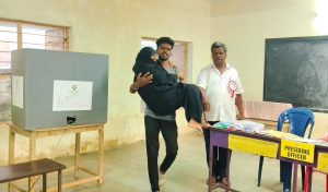 வானூர் தனி சட்டமன்ற தொகுதி வாக்குப்பதிவு காலை 7 மணிக்கு தொடங்கி விறுவிறுப்பாக நடைபெற்ற வருகிறது