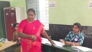 சீர்காழி சட்ட மன்ற தொகுதியில் அதிமுக வேட்பாளர் சக்தி வாக்களித்தார்