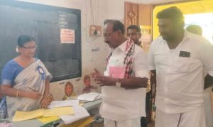 தேவாரம் அருகே வாக்குச்சாவடியில் அண்ணா திமுக வேட்பாளர் ஆய்வு