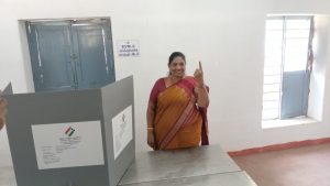 ஜனநாயகத் திருவிழா-தாராபுரம் தனி தொகுதி அதிமுக வேட்பாளர் சத்தியபாமா தனது வாக்கினை பதிவு செய்தார்