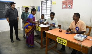 ஆண்டிபட்டி அருகே வாக்குப்பதிவு நிலவரம் குறித்து மாவட்ட தேர்தல் அலுவலர் பார்வையிட்டு ஆய்வு