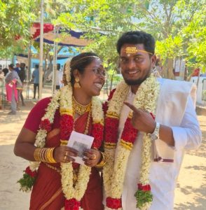 மணலி பாடசாலை தெருவில் திருமணம் கோலத்தில் வாக்களித்த புதுமண தம்பதி