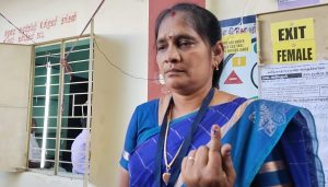 அரியலூர் தொகுதி திமுக வேட்பாளர் லதாபாலு தனது வாக்கை பதிவு செய்தார்