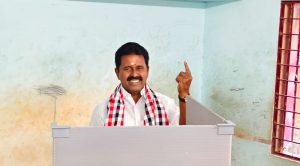 மன்னார்குடியில் முன்னாள் அமைச்சர் ஆர் காமராஜ் தனது குடும்பத்துடன் வந்து வாக்களித்தார்