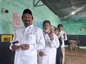 கும்பகோணம் திருவிடைமருதூர் பாபநாசம் ஆகிய மூன்று தொகுதியில் நீண்ட வரிசையில் நின்று வாக்காளர்கள் வாக்குப்பதிவு