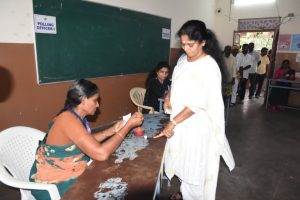 பெரம்பலூர் கலெக்டர் மிருணாளினி வாக்களித்தார்