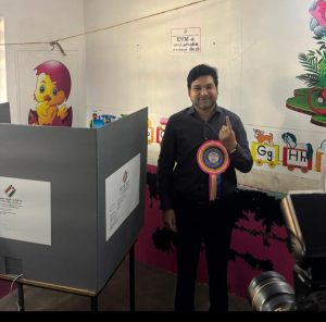 ஜனநாயகத் திருவிழா-தேனி மாவட்ட ஆட்சியர் தனது வாக்கினை பதிவு செய்தார்