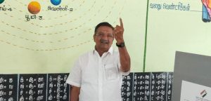 பரமத்திவேலூர் சட்டமன்றத் தொகுதி திமுக வேட்பாளர் கே எஸ் மூர்த்தி தனது வாக்கினை செலுத்தினார்