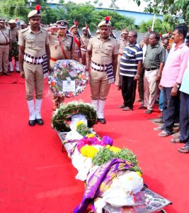 தேர்தல் பணியின் போது திடீர் மரணம்-21 குண்டுகள் முழங்க துணை போலீஸ் சூப்பிரண்டு உடலுக்கு மரியாதை