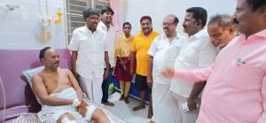 தேர்தல் பணியில் ஈடுபட்ட போது விபத்து-ஆறுதல் கூறி நிதி உதவி வழங்கிய அதிமுக வேட்பாளர்