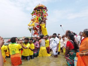 வாயலூர் பாலாற்றில் கள்ளழகர் இறங்கினார் பக்தர்கள் ஆடிப் பாடி வழிபட்டனர்