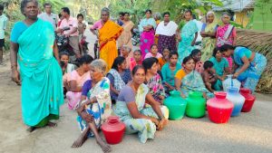 போச்சம்பள்ளி அருகே மூன்று மாதமாக குடிநீர் வழங்காததை கண்டித்து 50க்கும் மேற்பட்ட பெண்கள் சாலை மறியல் போராட்டம்