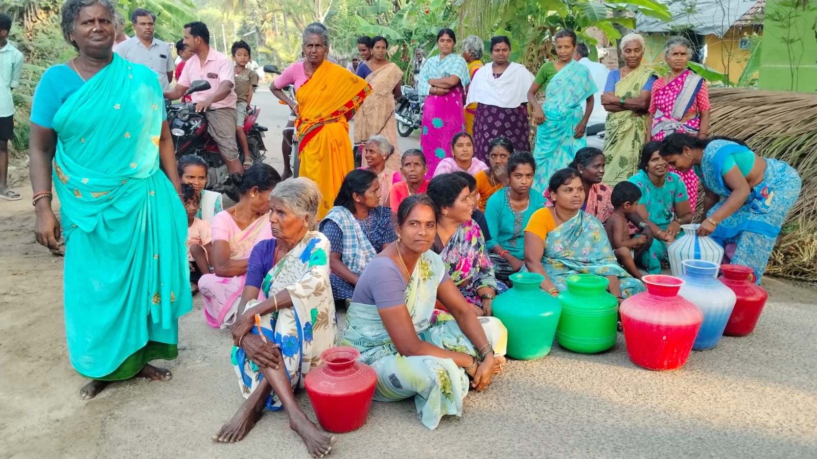போச்சம்பள்ளி அருகே மூன்று மாதமாக குடிநீர் வழங்காததை கண்டித்து 50க்கும் மேற்பட்ட பெண்கள் சாலை மறியல் போராட்டம்