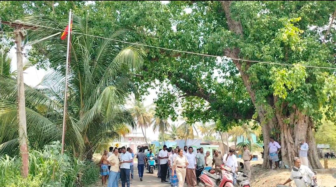 போச்சம்பள்ளி அருகே திமுக கம்பத்தில் தாவெக கொடியேற்றியதால் பரபரப்பு – திமுகவினர் திரண்டதால் போலீசார் குவிப்பு