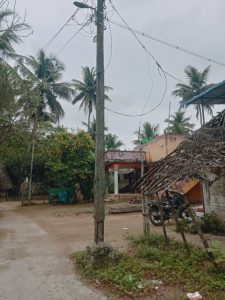 நாகை அருகே ஆபத்தான நிலையில் மின்கம்பம்-அச்சத்துடன்பொதுமக்கள்