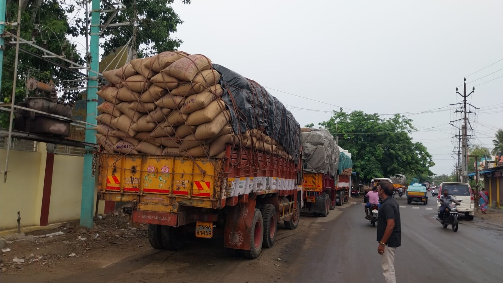 மழையில் நனையும் அரிசி .கோதுமை. கண்டுகொள்ளாத அதிகாரிகள்- யார் மீது நடவடிக்கை