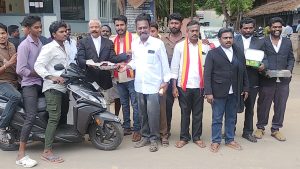 விஜய் முதல்வர் பதவியேற்பு- பாபநாசத்தில் தமிழக வெற்றிக் கழகத்தினர் வெடி வெடித்து இனிப்பு வழங்கிக் கொண்டாட்டம்