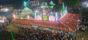 ஏர்வாடி தர்கா சந்தனக்கூடு விழா பல்லாரக்கணக்கான மக்கள் மலர் தூவி வரவேற்பு