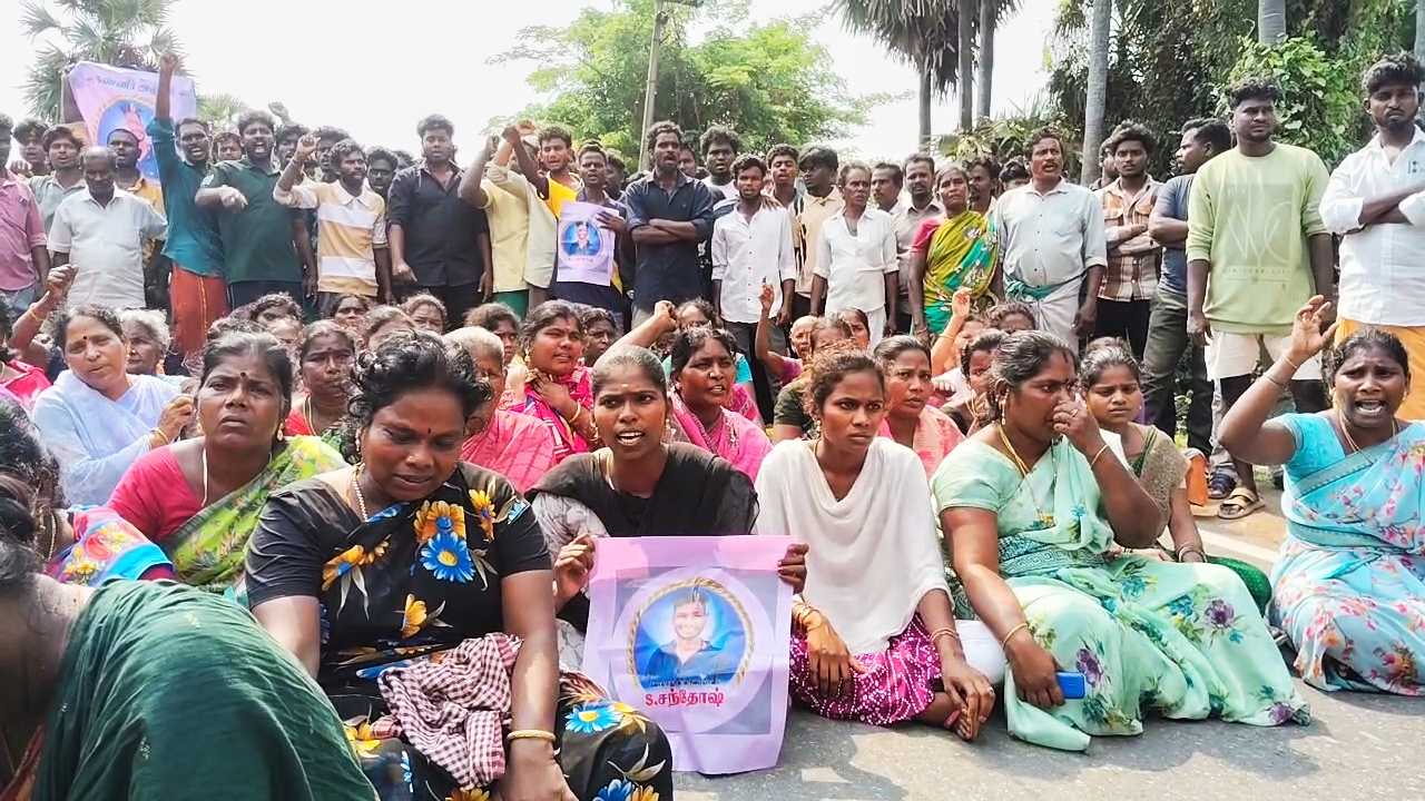 திருவாரூர் அருகே கோவில் திருவிழாவில் இளைஞர் அடித்துக் கொலை-குற்றவாளிகளை கைது செய்ய வலியுறுத்தி உறவினர்கள் சாலை மறியல்